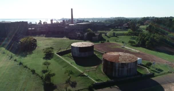 Terk edilmiş endüstriyel yapıların hava aracı sahnesi. Cilt ışığı. Paslı mimarinin genel bakış açısına göre Anglo, Keşiş Bentos, Unesco, Uruguay — Stok video