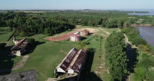 Ogólny widok z powietrza starej zardzewiałej opuszczonej szopy i silosów na wsi. Anglo, Unesco, Fray Bentos, Urugwaj — Wideo stockowe