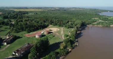 Kırsal kesimdeki iki silonun hava aracı görüntüsü. Onlara doğru uçan yapıların genel görünümü. Anglo, Unesco, Keşiş Bentos, Uruguay