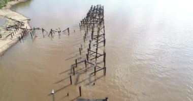 Uruguay nehrindeki eski kırık rıhtımın hava aracı görüntüsü. Ahşap yapının üzerinde uçuyor. Keşiş Bentos, Anglo, Unesco, Uruguay