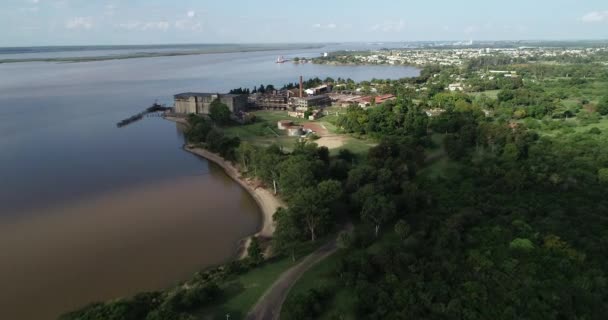 Luftaufnahme einer verlassenen Fabrik am Flussufer. Backgorund von Getümmel bentos Stadt, Unesco, die anglo, uruguay — Stockvideo