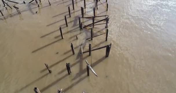 Escena aérea de drones del viejo muelle roto en el río Uruguay. Sobrevolando la estructura de madera. Fray bentos, Anglo, Unesco, Uruguay — Vídeos de Stock