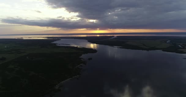 Εναέρια γενική άποψη του φυσικού ποταμού Meandric στο ηλιοβασίλεμα. Ιστορικό του ποταμού Rio Negro στις εκβολές του ποταμού Ουρουγουάη και πορτοκαλί χρώματα στον ορίζοντα. Soriano, Ουρουγουάη — Αρχείο Βίντεο