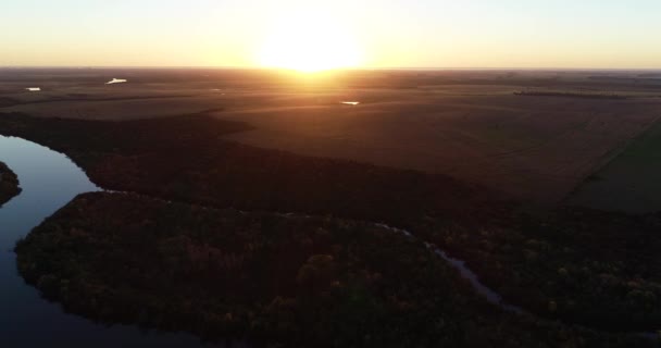 Scena aerea di alta vista panoramica del fiume calmo al tramonto. Alla scoperta del fiume da destra. Ambiente naturale, fiume meandrico. Riflesso di cielo arancione a superficie dell'acqua. Fiume San Salvador — Video Stock
