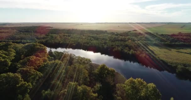 Vol aérien vers l'arrière montrant paysage rural avec rivière calme meadric, montant à la vue panoramique du parc naturel récréatif timoteo ramospe. Flares et volume de lumière du coucher du soleil. Dolores ville 