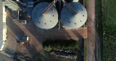 Tarım tohumları depolamak için silo gruplarının havadan görüntüsü. Üzerinden ve metal inşaatından uçuyor. Dolores, Soriano, Uruguay