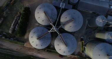 Tarım tohumları depolamak için silo gruplarının havadan görüntüsü. Yükselirken uçmak ve dönmek. Dolores, Soriano, Uruguay