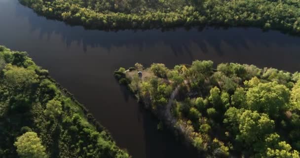 Vista aérea superior da bifurcação do rio com ilha natural no meio, carros que viajam ao longo da estrada ravel. Descedendo ao parque Timoteo Romospe na cidade de Dolores, Uruguai — Vídeo de Stock