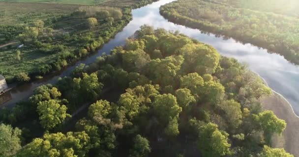 Scène aérienne depuis la vue panoramique sur la rivière et l'île naturelle descendant vers la surface de l'eau passant près des cimes des arbres et de la voiture. Gros plan sur le reflet du ciel. Dolores, Soriano, Uruguay 