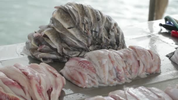 Сцена медленного движения груды чистой свежей рыбы на рынке. Слегка сфокусируйся на рядовой пище, готовой к приготовлению. Движение воды в захолустье. Порт Пунта дель Эсте, Мальдонадо, Уругвай — стоковое видео