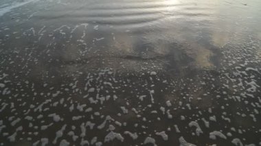 Kumun en üst detayından yavaş çekimde kayaların üzerinde kırılan dalgaların panoramik görüntüsünü keşfediyor. Jose ignacio, Maldonado, Uruguay