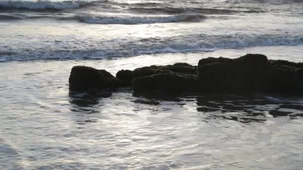 Сцена Медленного Движения Пенных Волн Бряцающих Камнями Песком Спокойное Океанское — стоковое видео