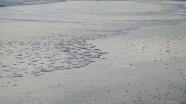 Trage Beweging Van Golven Aan Zandkust Sluiten Van Schuim Water — Stockvideo