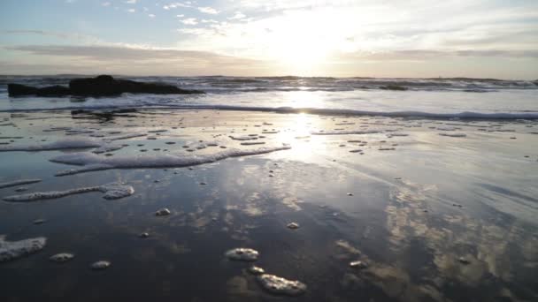 Під Час Заходу Сонця Хвилі Мчать Піщаним Узбережжям Піна Каміння — стокове відео