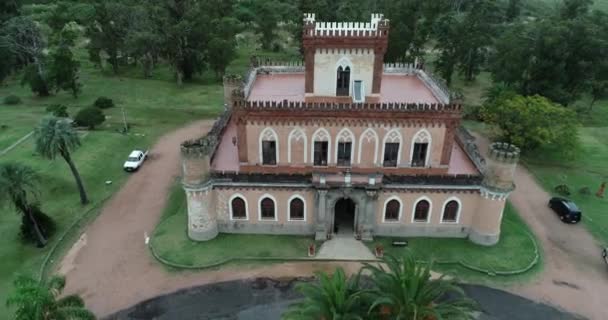 Cena aérea de drone medieval, castelo renascentista forma construção para vista geral do parque. Castelo de Piria, Piriápolis, Uruguai — Vídeo de Stock