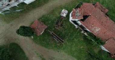 Terk edilmiş ortaçağ yapısının kiremit çatı manzarası. Alçalıyorum. Piria Kalesi, Piriaplis, Uruguay