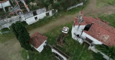 Terk edilmiş ortaçağ yapısının kiremit çatı manzarası. Evlerin ayrıntıları gösteriliyor. Piria Kalesi, Piriaplis, Uruguay
