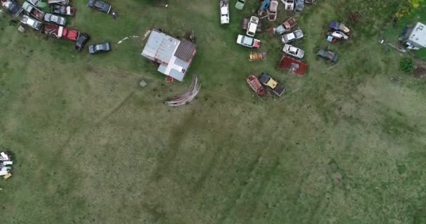 Hurdalığın hava manzarası, kırık, harap, terk edilmiş arabaların kapatılması. Scarbyard 'a doğru ilerliyoruz. Piriapolis, Uruguay — Stok video