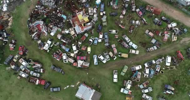 Zona aérea superior del astillero, cerca de coches rotos, destruidos y abandonados. Escena descendente mostrando el cierre del pañuelo. Piriápolis, Uruguay — Vídeos de Stock