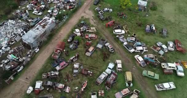 Primera escena aérea del astillero, cerca de llantas rotas, destruidas, abandonadas, coches y electrodomésticos. Enfrentarse a través de la escasez. Contaminación, crisis medioambiental. Piriápolis, Uruguay — Vídeos de Stock