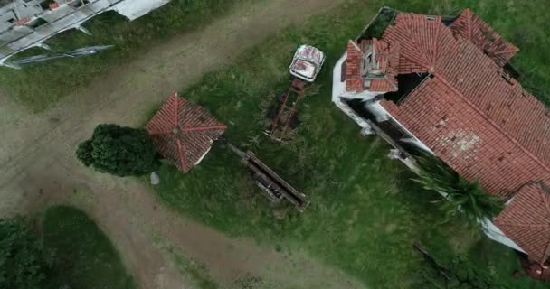 Vista aérea superior dos telhados de azulejos da construção medieval abandonada. Descendo. Castelo de Piria, Piriaplis, Uruguai — Vídeo de Stock