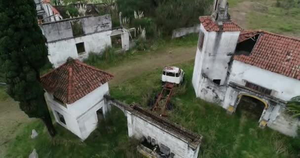 Vista superior aérea de las construcciones medievales abandonadas y dañadas. Casas adyacentes al castillo de Piria, Piriapolis, Uruguay. — Vídeos de Stock