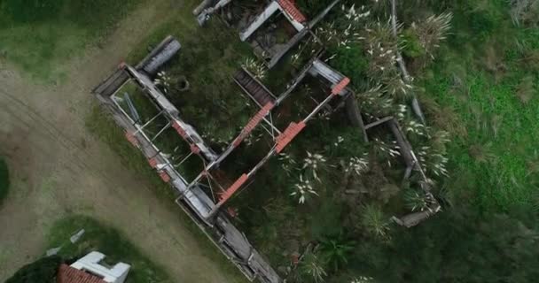 空中历史建筑遗址的最高处.横穿花园和房屋。破碎瓷砖的感官视图。乌拉圭，皮利亚纳波利斯，皮里亚城堡 — 图库视频影像