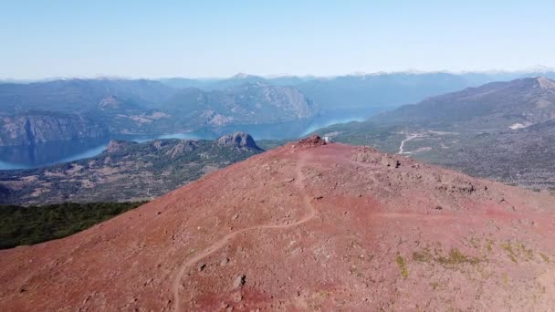 在红色的火山山顶上的空中飞行，与人一起完成了长途跋涉的轨道。发现广阔的自然景观，拉卡湖和安第斯山脉链。Cerro Colorado — 图库视频影像