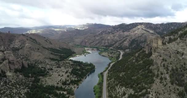 Dağ manzarasında, saf mavi nehrin üzerinde uçan hava aracı görüntüsü. Dağ yamaçlarında kayalık kayalıklar ve çam ağaçları. Alüminyum nehri. Güzel vadi Valle Encantado, Bariloche, Rio Negro. — Stok video