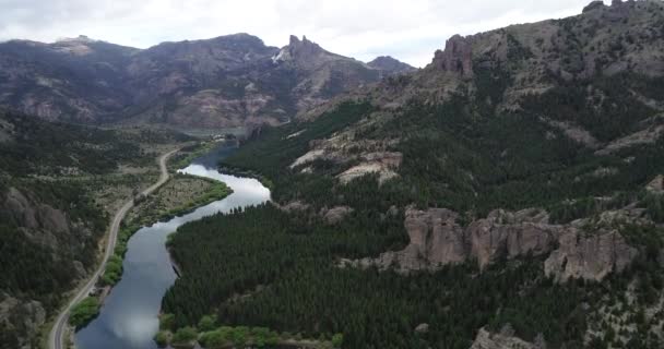 Escena aérea de aviones no tripulados volando sobre el río azul puro en el paisaje montañoso. Acantilados rocosos y bosques de pinos en laderas de montaña. Río alúmina. Hermoso valle del Valle Encantado, Bariloche, Río Negro . — Vídeos de Stock