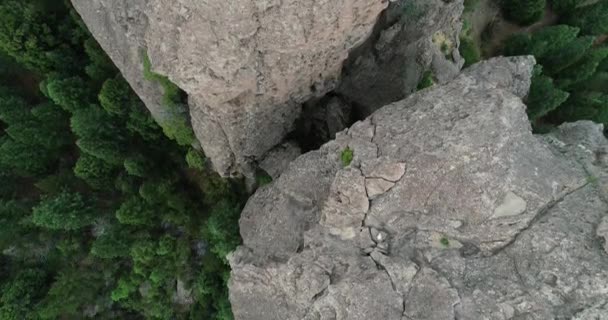 Top aerial discovering rocky structures arising between woods at mountain hillside. Close up of rocks. Natural landscape. Sport spot for climbers. Valle Encantado, Bariloche. Argentina — Stockvideo