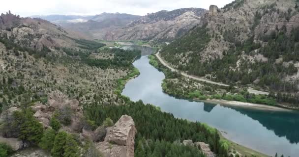 Повітряний панорамний вид на долину з чистою річкою і лісами на схилах пагорбів. Гірські ланцюги на задньому плані. Valle Encantado, Bariloche — стокове відео