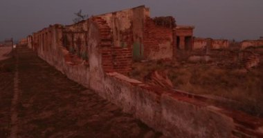 Yıkık dökük bir şehirde yürüyorum. Evin ayrıntıları, yıkılmış tuğla duvarlar. Savaştan sonra sıska arazide dolaşmak. Epecuen kasabasındaki doğal tehlike kalıntıları. Buenos Aires.