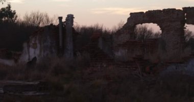 Harabeler boyunca harabe halinde terk edilmiş bir ev. Şafak vakti yıkılan binaların içinden geçeceğiz. Gün doğumu. Buenos Aires, Arjantin
