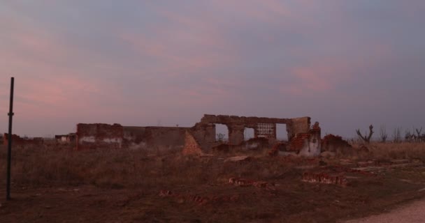 Walking towards destroyed and abandoned house. From panoramic view to detail of rubbled walls. Walking through destructed abandoned city at dawn. Details of Epecuen constructions. Buenos Aires — Stock Video