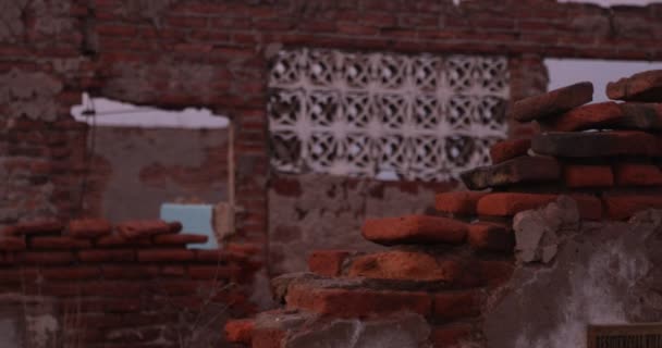 Panoramique le long des ruines à la maison désaffectée abandonnée. Détail des briques et des fenêtres. Marcher à travers des constructions détruites, ville à l'aube. Détails des bâtiments Epecuen. Buenos Aires, Argentine 