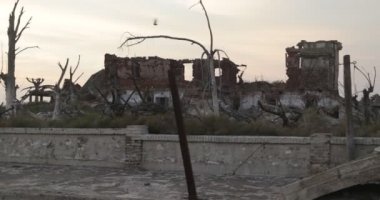 Yaya caddesinde dönüp, harabe harabeleri ve terk edilmiş evleri gösteriyor. Epecuen şehrindeki yıkılmış binalar. Buenos Aires, Arjantin