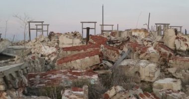 Yıkık dökük beton binanın detaylarını inceliyorum. Savaş sonrası görüntüler. Epecuen şehrinde doğal tehlike. Buenos Aires, Arjantin.