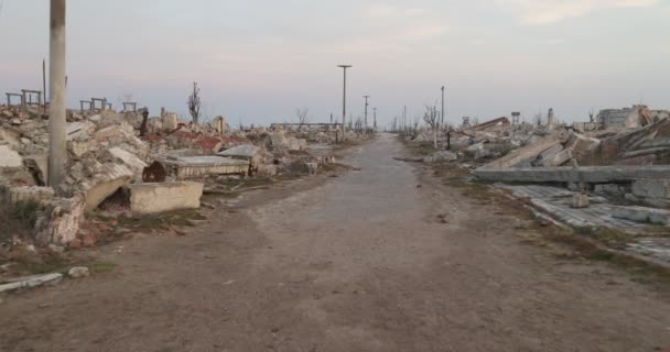 Marcher à travers la ville abandonnée détruite à l'aube. Voyageant lentement entre les constructions en décombres de la ville d'Epecuen. Lagune à l'arrière-plan. Buenos Aires, Argentine — Video