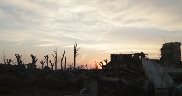 Panning ao longo de construções escombros na cidade demolida e abandonada. Pôr-do-sol laranja no fundo. Consequências de perigo natural na cidade de Epecuen. Buenos Aires, Argentina . — Vídeo de Stock