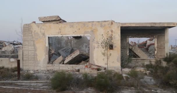 Panning zrujnował fasadę domu w zburzonym mieście Epecuen. Tło budowy gruzu. Szary, konkretny, chaotyczny pejzaż miasta. Naturalne zagrożenie zniszczeniem miasta turystycznego. Buenos Aires, Argentyna — Wideo stockowe