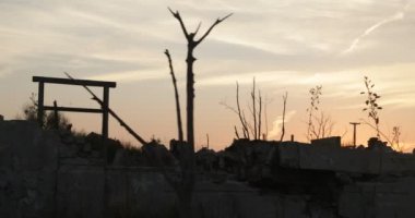Yıkık dökük beton binanın detaylarını inceliyorum. Turuncu günbatımı arka planı. Savaş sonrası görüntüler. Epecuen şehrinde doğal tehlike. Buenos Aires, Arjantin.