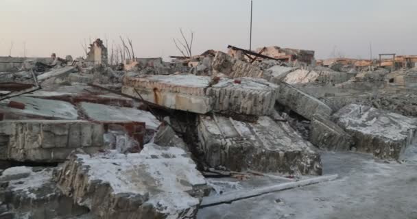 Yıkık ve terk edilmiş Epecuen şehrinin yıkıntılarını tarıyoruz. Savaş sonrası görüntüler. Doğal tehlike sonuçları. Buenos Aires, Arjantin. — Stok video