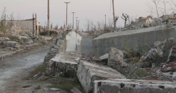 破晓时分从被摧毁和被遗弃的城市中消失。在Epecuen镇的建筑瓦砾之间的街道上旅行。自然灾害的后果。阿根廷布宜诺斯艾利斯 — 图库视频影像