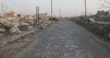 Şafak vakti yıkılmış ve terk edilmiş şehirde yürümek. Epecuen kasabasının yıkıntıları arasında yol boyunca seyahat ediyor. Doğal tehlike sonuçları. Buenos Aires, Arjantin