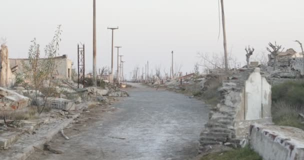 Caminando por la ciudad destruida y abandonada al amanecer. Viajando por la calle entre construcciones escombros de la ciudad de Epecuen. Consecuencias del peligro natural. Buenos Aires, Argentina — Vídeo de stock