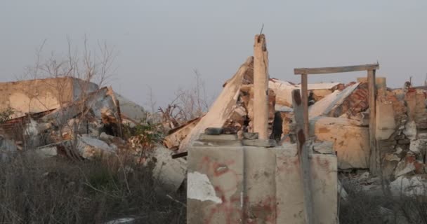 파괴되고 버려진 새벽의 도시 건설 현장을 뒤돌아보니에쿠 엔 마을의 잔 해 가 보였다. 자연적 인 위험의 결과. 아르헨티나, 부에노스아이레스 — 비디오
