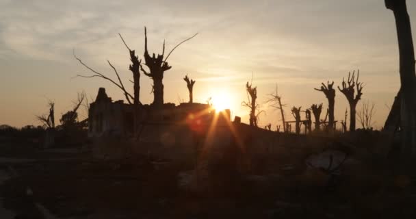 태양은 파괴되고 버려진 도시의 돌무더기와 나무 조각들로 뒤덮여 있었다. 볼륨 라이트와 플레어. 에쿠 엔 읍의 희끄무레 한 풍경 — 비디오