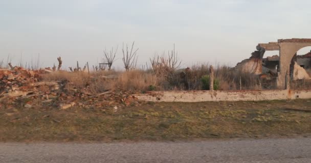 夜明けに破壊され放棄された都市の建設を通して喘ぐ、 Epecuen町の住宅瓦礫を示しています。自然災害の影響だ。ブエノスアイレス,アルゼンチン — ストック動画