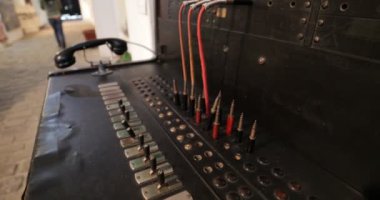 Yavaş çekimde eski bir telefon santralini çeviriyorum. Müzede eski bir iletişim eşyası. Rocha, Uruguay